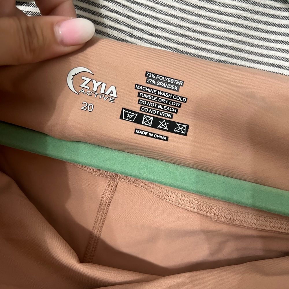 ZYIA Light N’Tight 7/8 Leggings - Picture 2 of 5